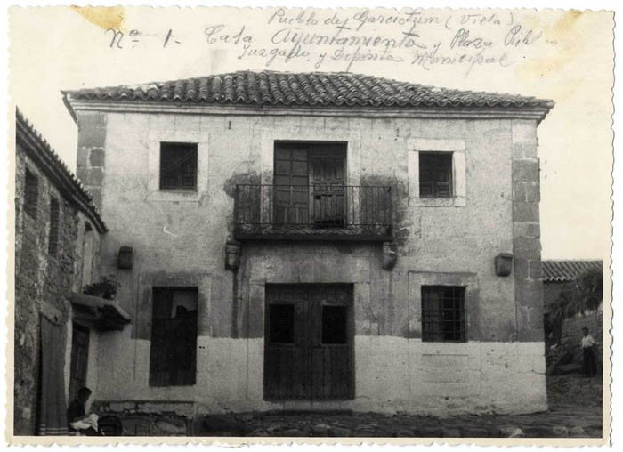 Fachada del antiguo edificio del Ayuntamiento de Garciotum, hacia 1959
