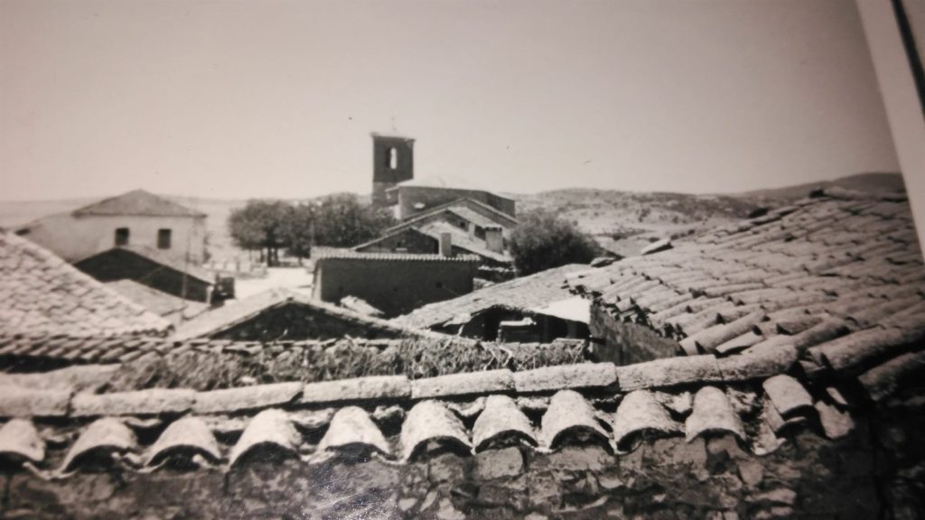 Vista panorámica de los tejados de Garciotum con la torre de la Iglesia de Santa María Magdalena al fondo, hacia 1950-1960
