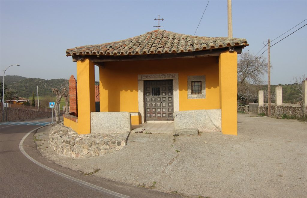 Ermita de la Purísima Concepción, con su pórtico de color ocre y la inscripción sobre la reconstrucción de 1853