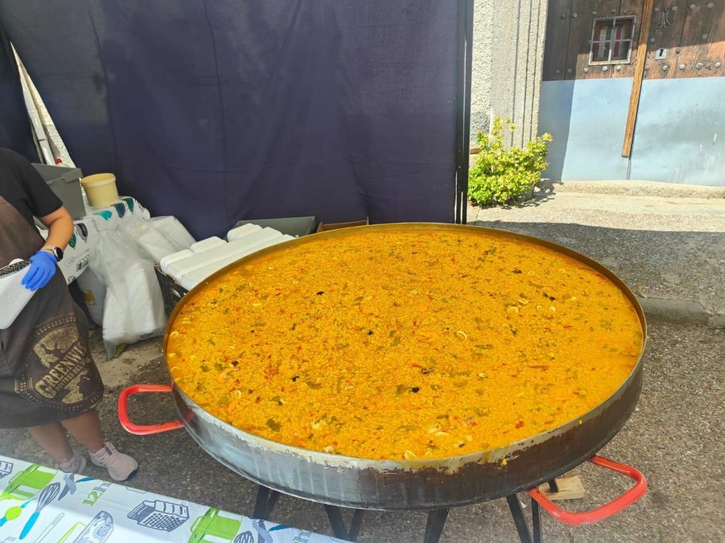Paella gigante de la comida popular de las fiestas del Cristo de la Luz, en la calle
