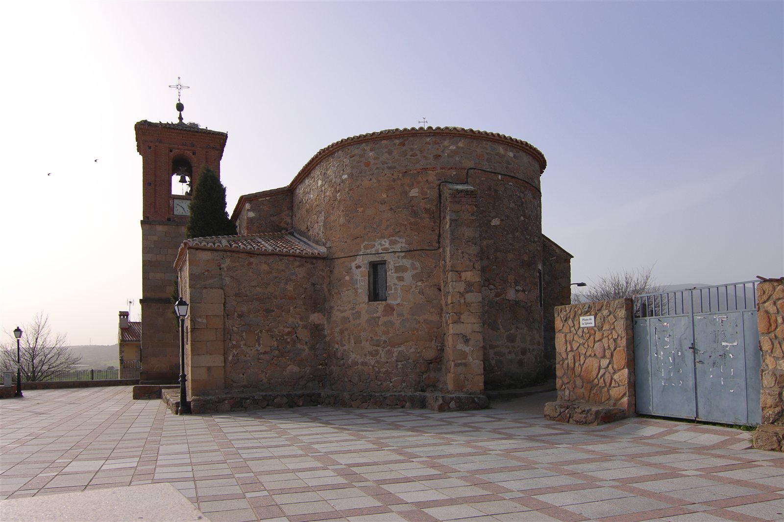 Ábside semicircular de la Iglesia de Santa María Magdalena de Garciotum, con la torre al fondo